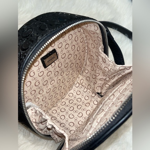 GUESS round crossover/shoulder cling purse - Picture 2 of 3